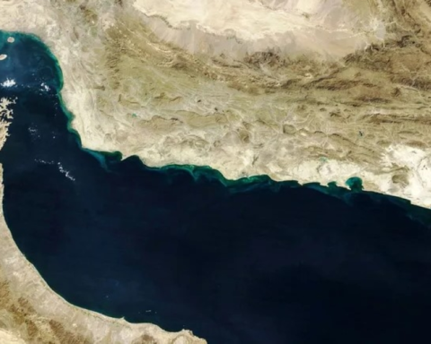 Larijani: Tehran did not close the Strait of Hormuz and does not welcome war