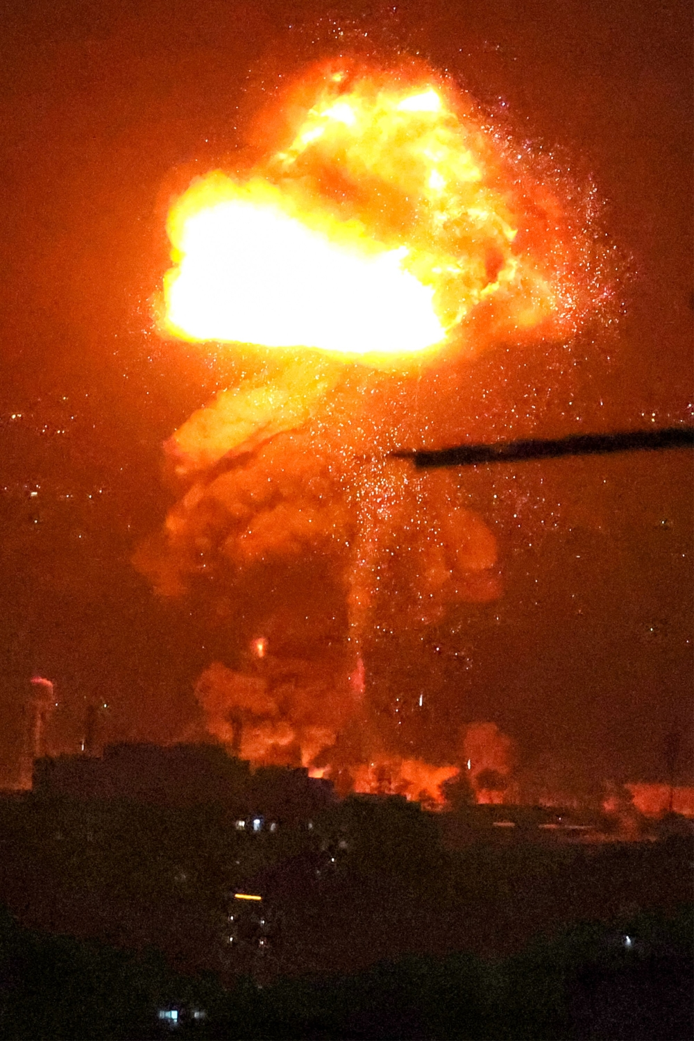 تفاصيل قصف مخازن النفط في طهران: هجوم أمريكي إسرائيلي وتصعيد خطير