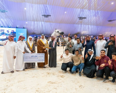 تتويج الفائزين في مهرجان الشرقية الدولي لجمال الخيل العربية بالأحساء