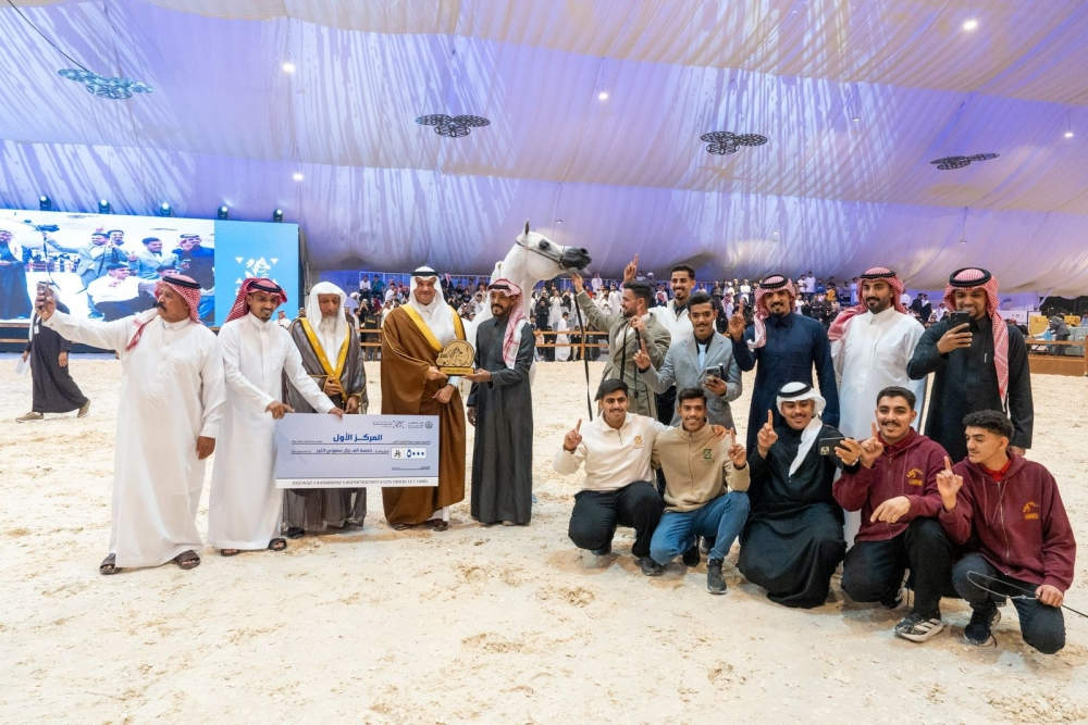 تتويج الفائزين في مهرجان الشرقية الدولي لجمال الخيل العربية بالأحساء