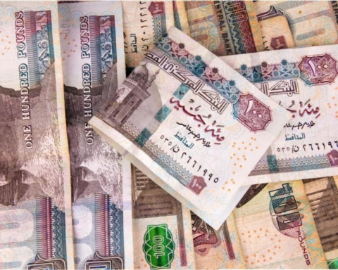 سعر الدولار اليوم في مصر يتخطى 52 جنيهاً بالبنوك - تحديث لحظي