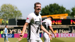 برشلونة يراقب فيسنيك أسلاني لتعويض ليفاندوفسكي - تفاصيل الصفقة