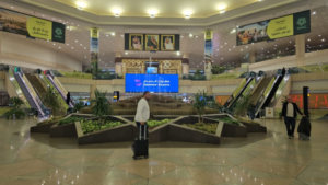 مطار الملك فهد بالدمام يستقبل العالقين ويسهل عبورهم للكويت