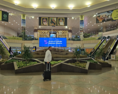 مطار الملك فهد بالدمام يستقبل العالقين ويسهل عبورهم للكويت