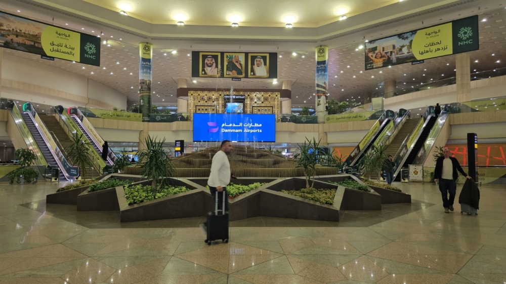 مطار الملك فهد بالدمام يستقبل العالقين ويسهل عبورهم للكويت
