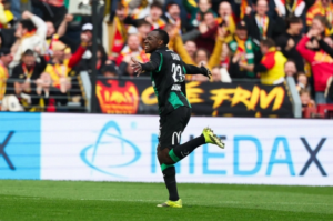 سعود عبد الحميد يسجل أول أهدافه مع لانس في الدوري الفرنسي