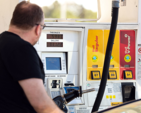 أسباب وتداعيات ارتفاع أسعار الوقود في الأسواق العالمية