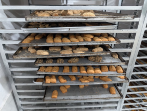 إتلاف 5 أطنان من المواد الغذائية الفاسدة بجدة وإغلاق معمل