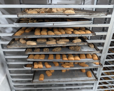 إتلاف 5 أطنان من المواد الغذائية الفاسدة بجدة وإغلاق معمل