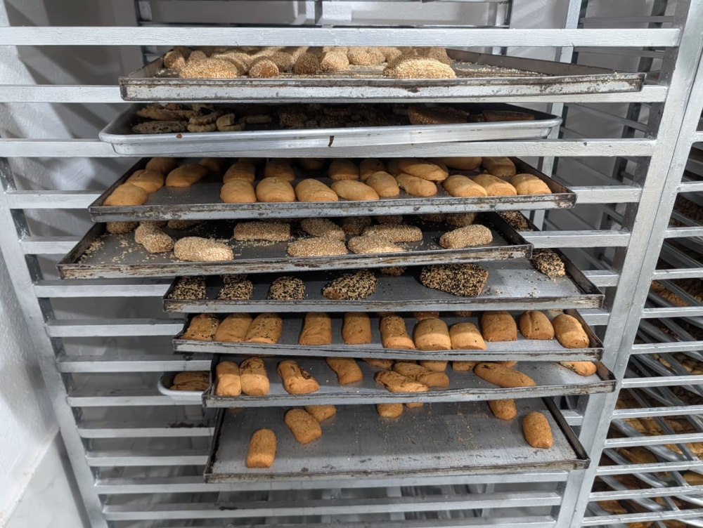 إتلاف 5 أطنان من المواد الغذائية الفاسدة بجدة وإغلاق معمل