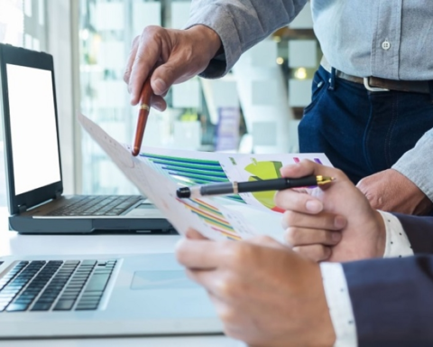 تعليق خدمات شركة مستثمر فيها من قبل شركة أصول وبخيت