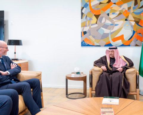 نائب وزير الخارجية السعودي يبحث مستجدات المنطقة بالرياض