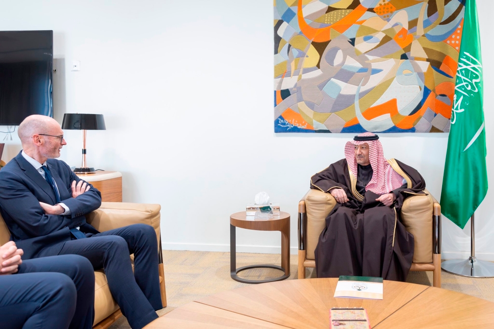 نائب وزير الخارجية السعودي يبحث مستجدات المنطقة بالرياض