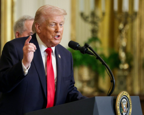 Trump threatens Iran with a harsh strike if it disrupts oil flow in the Strait of Hormuz