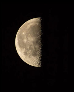 فلكية جدة: رصد التربيع الأخير للقمر وتفاصيل تضاريسه