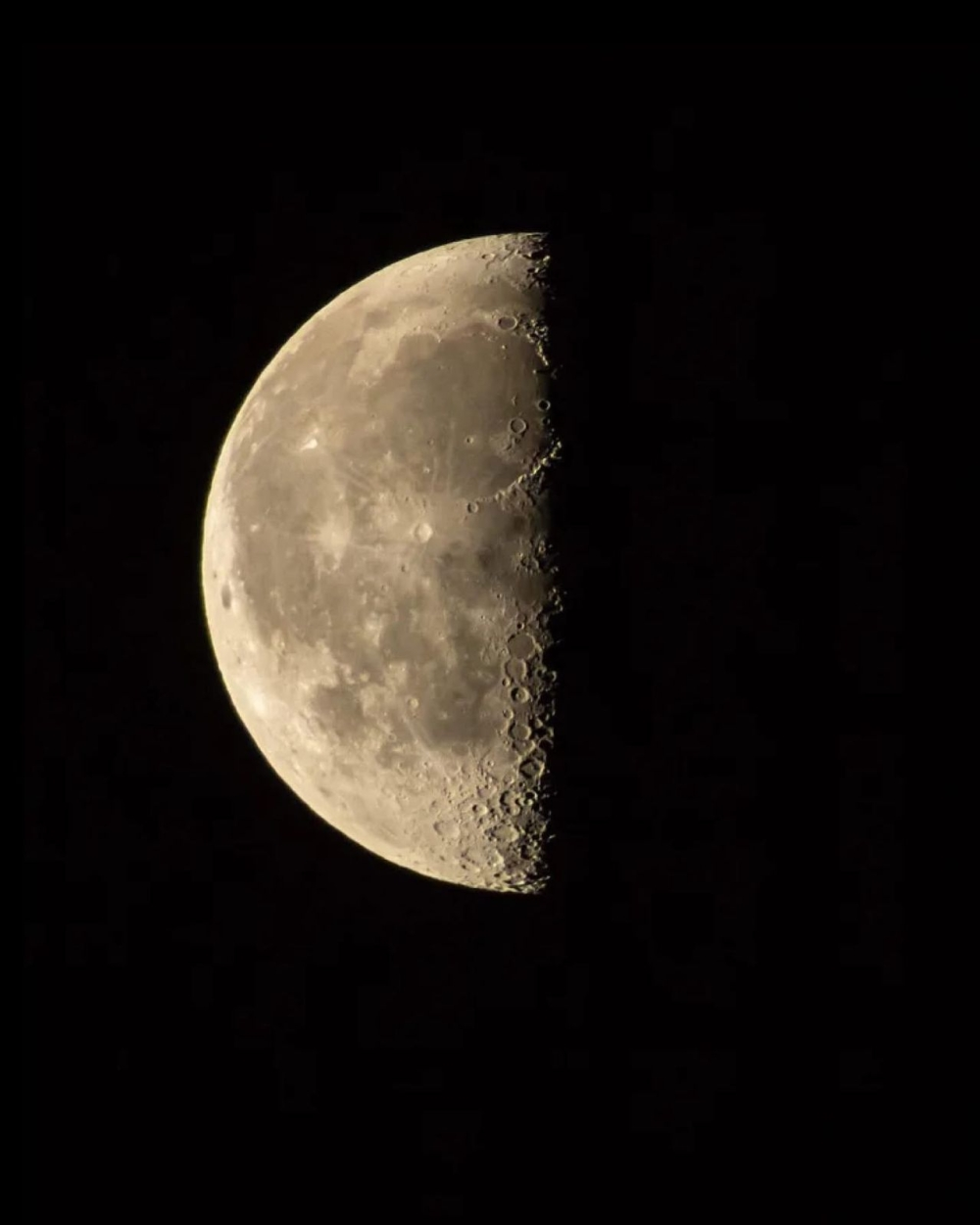 فلكية جدة: رصد التربيع الأخير للقمر وتفاصيل تضاريسه