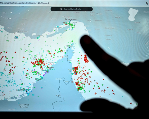البيت الأبيض: لا مرافقة أمريكية لناقلات النفط عبر مضيق هرمز