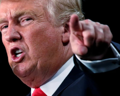 تهديدات ترامب لإيران: تداعيات عسكرية ومصير مضيق هرمز