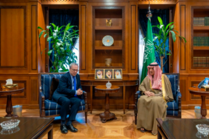 Al-Jubeir discusses regional developments with the British Foreign Office in Riyadh