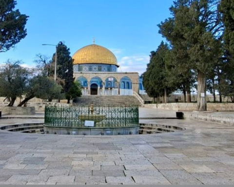 Widespread Arab and Islamic condemnation of the decision to close Al-Aqsa Mosque