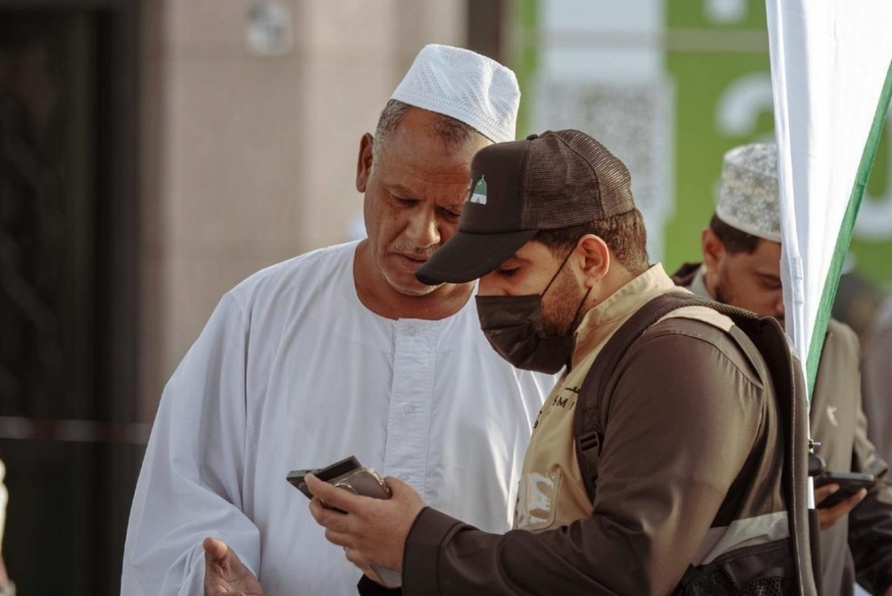 دور الفرق الراجلة في المسجد النبوي لخدمة الزوار
