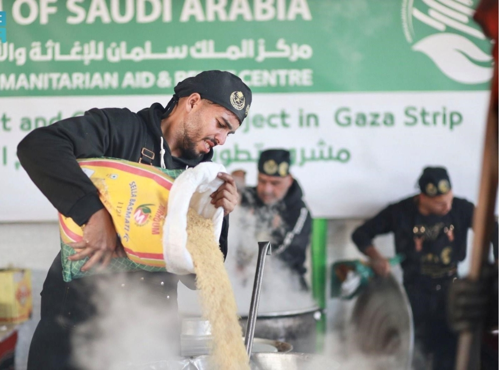 مركز الملك سلمان للإغاثة يوزع 24 ألف وجبة في غزة