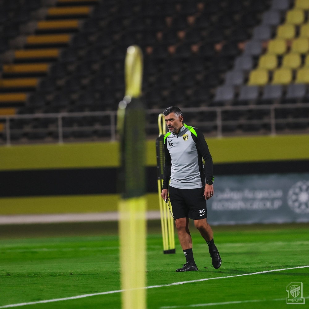 تفاصيل استبعاد محترف بارز قبل مباراة الاتحاد والرياض