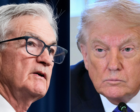 Trump demands Powell cut interest rates immediately to save the economy