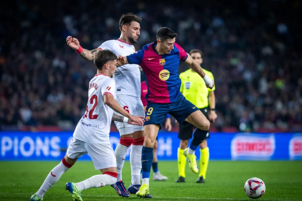 مباراة برشلونة وإشبيلية: صراع الصدارة وانتخابات الرئاسة