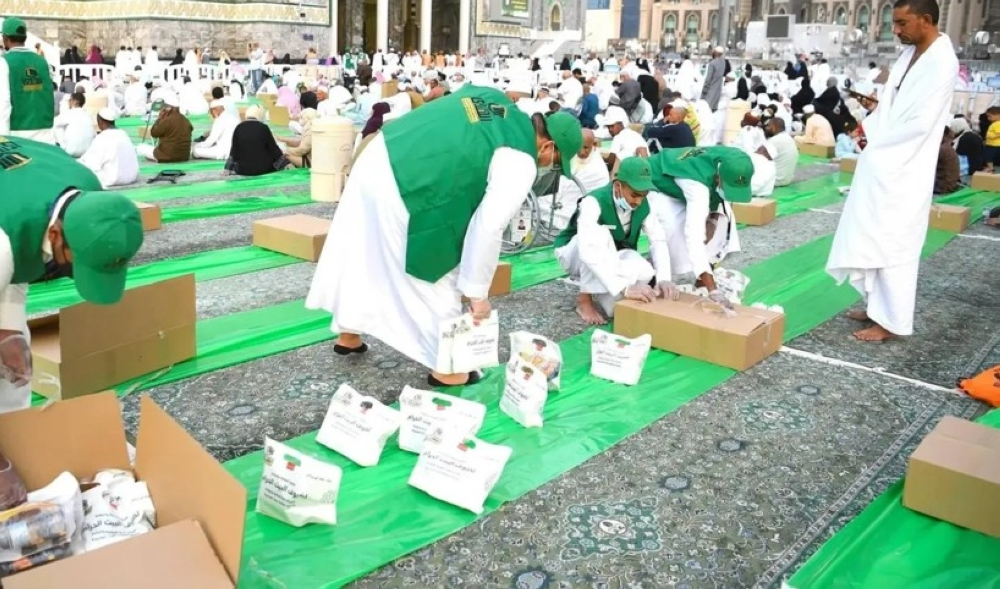 منصة إحسان: مليون وجبة إفطار ضيوف الرحمن يومياً بالحرمين
