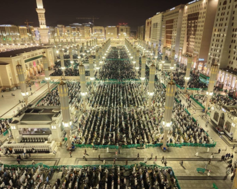 مشهد إيماني مهيب داخل المسجد النبوي ليلة 25 رمضان