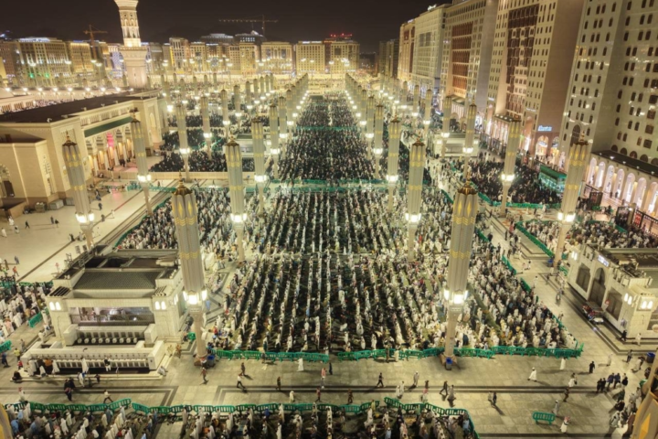 مشهد إيماني مهيب داخل المسجد النبوي ليلة 25 رمضان