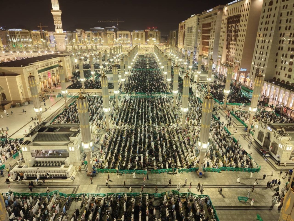 مشهد إيماني مهيب داخل المسجد النبوي ليلة 25 رمضان