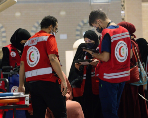 فرق الهلال الأحمر تنقذ حياة زائر في المسجد النبوي
