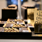 إقبال واسع على حلويات العيد والشوكولاتة في الأسواق