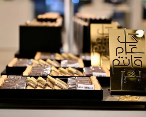 إقبال واسع على حلويات العيد والشوكولاتة في الأسواق