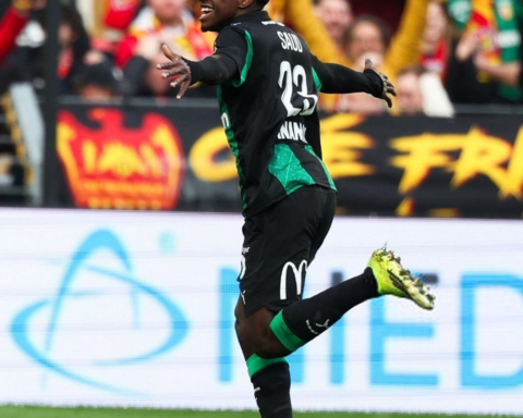 أرقام وتألق سعود عبدالحميد مع لانس في الدوري الفرنسي