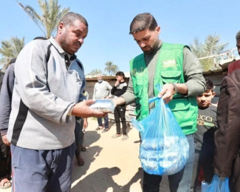 مركز الملك سلمان للإغاثة يوزع 24 ألف وجبة للنازحين بغزة