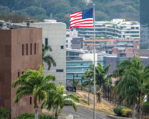 رفع علم السفارة الأمريكية في فنزويلا بعد 7 سنوات