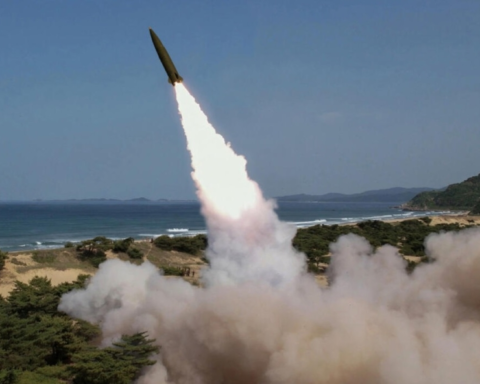 تجارب كوريا الشمالية الصاروخية: قاذفات متطورة وتصعيد جديد