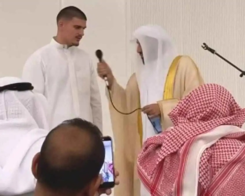 إسلام أخصائي العلاج الطبيعي بنادي الرياض واختيار اسم فيصل