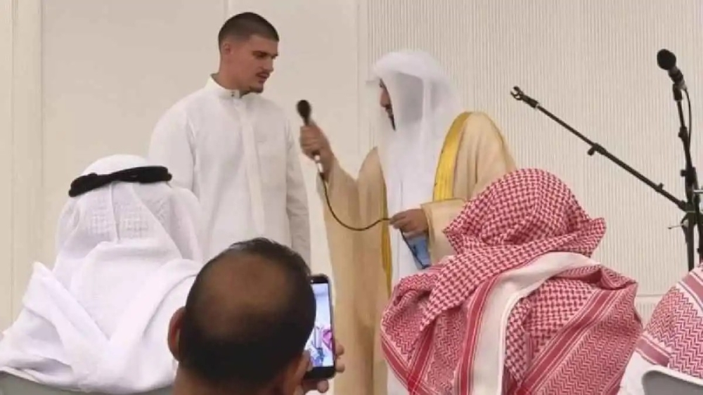 إسلام أخصائي العلاج الطبيعي بنادي الرياض واختيار اسم فيصل