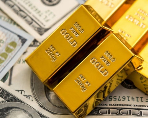 انخفاض أسعار الذهب عالمياً مع تحول السيولة بعيداً عن المعادن