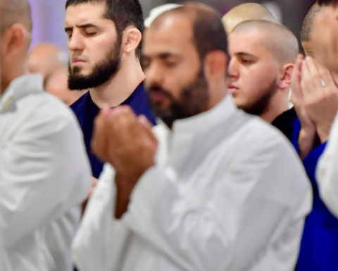 مشاهد إيمانية خلال ليلة 27 رمضان في المسجد الحرام