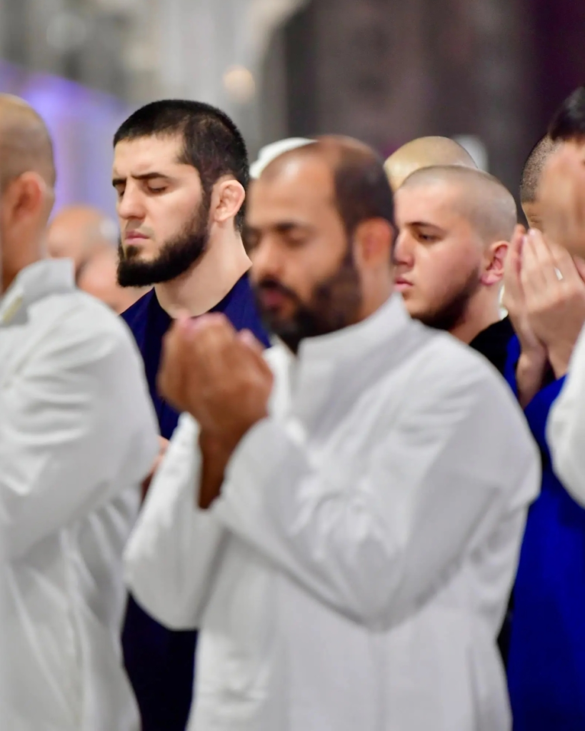 مشاهد إيمانية خلال ليلة 27 رمضان في المسجد الحرام