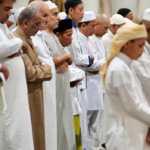 جموع المصلين تؤدي صلاة التهجد بالمسجد الحرام بخشوع