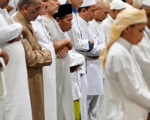 جموع المصلين تؤدي صلاة التهجد بالمسجد الحرام بخشوع