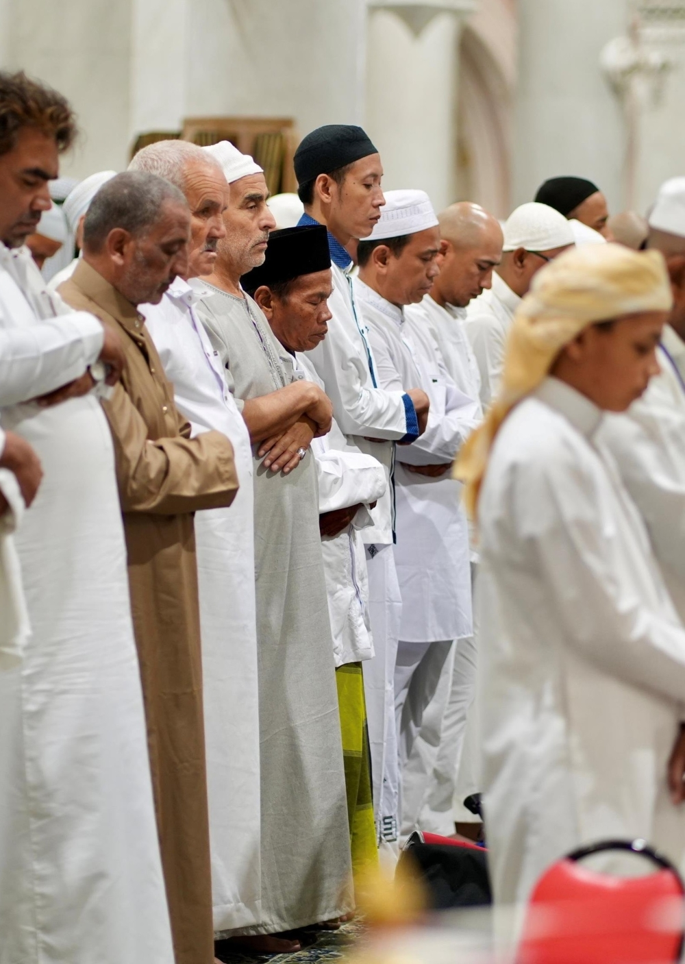 جموع المصلين تؤدي صلاة التهجد بالمسجد الحرام بخشوع