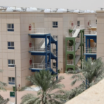 إيقاف الخدمات للمخالفين في تطبيق اشتراطات السكن العمالي