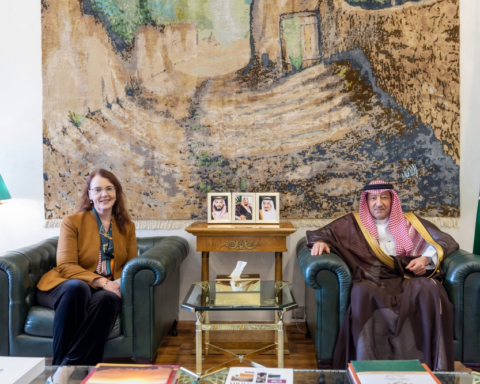 الخريجي يبحث تطورات المنطقة مع السفارة الأمريكية